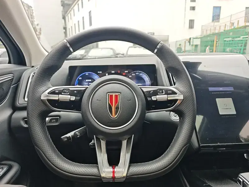 2025 Hongqi HS3 с пробегом 8 300 км