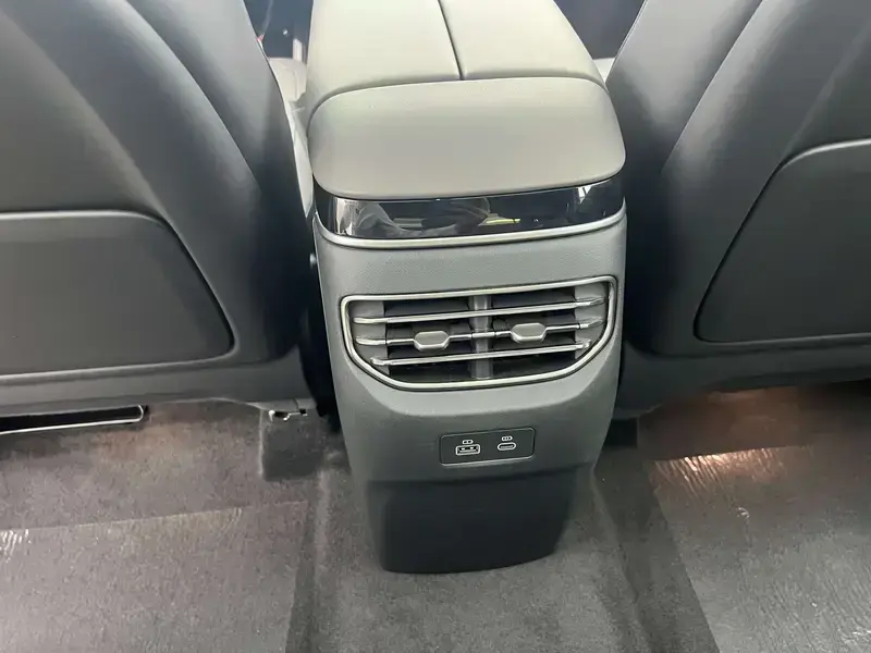 2025 Hongqi Tiangong 08 с пробегом 15 500 км