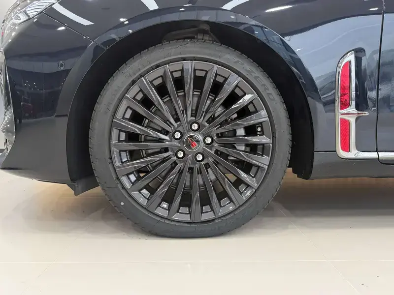 2025 Hongqi H9 с пробегом 2 000 км