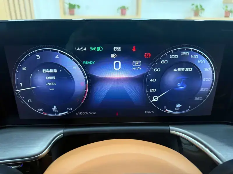 2025 Hongqi H9 с пробегом 2 000 км