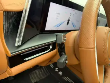 2025 Hongqi H9 с пробегом 6 000 км