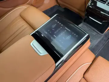 2025 Hongqi H9 с пробегом 6 000 км