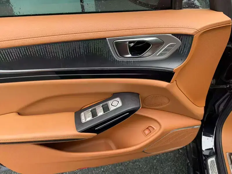 2025 Hongqi H9 с пробегом 6 000 км