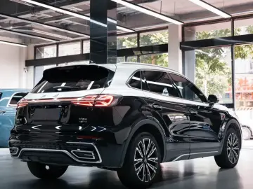 2025 Hongqi HS5 с пробегом 7 000 км
