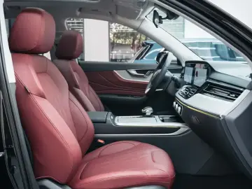 2025 Hongqi HS5 с пробегом 7 000 км