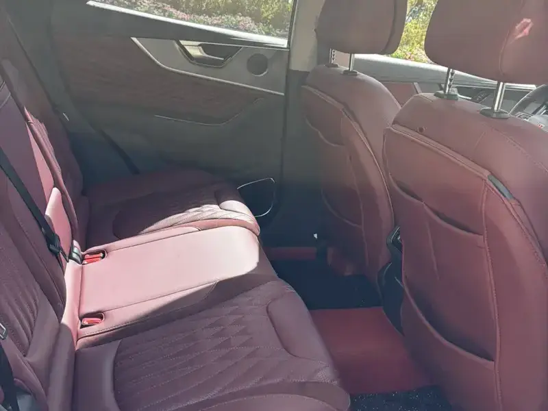 2023 Hongqi HS5 с пробегом 35 000 км
