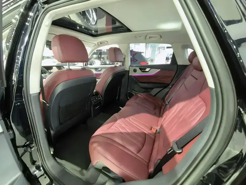 2025 Hongqi HS5 с пробегом 30 000 км