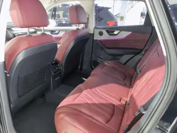 2025 Hongqi HS5 с пробегом 30 000 км