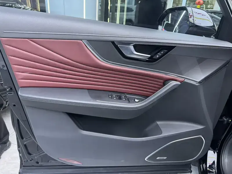 2024 Hongqi HS5 с пробегом 16 700 км