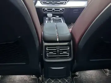 2024 Hongqi HS5 с пробегом 16 700 км