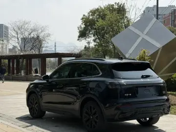 2025 Hongqi HS5 с пробегом 13 000 км