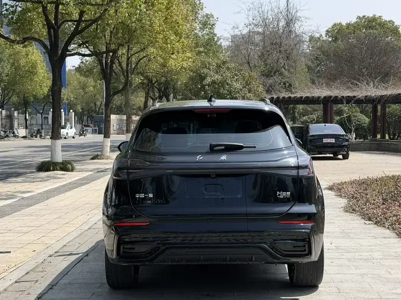 2025 Hongqi HS5 с пробегом 13 000 км
