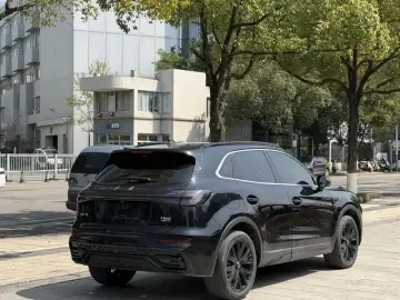 2025 Hongqi HS5 с пробегом 13 000 км