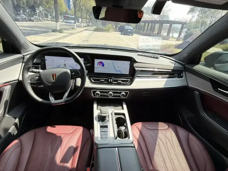2025 Hongqi HS5 с пробегом 13 000 км