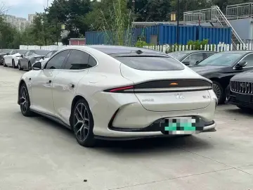 2025 IM Motors (Zhiji) L6 с пробегом 27 000 км