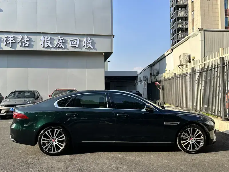 2022 Jaguar XF с пробегом 17 000 км