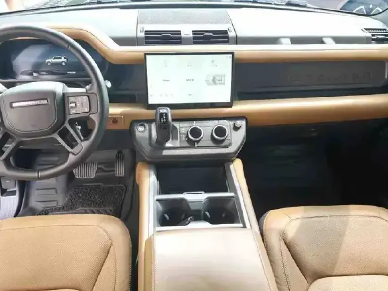 2025 Land Rover Defender с пробегом 25 000 км