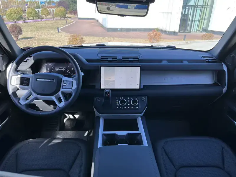 2025 Land Rover Defender с пробегом 21 000 км