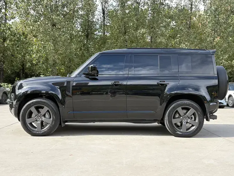 2025 Land Rover Defender с пробегом 42 000 км