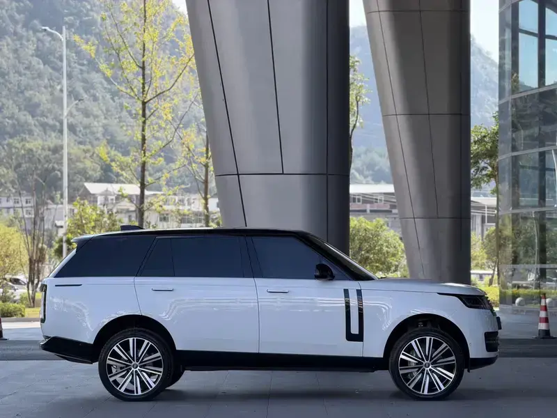 2025 Land Rover Range Rover с пробегом 17 000 км