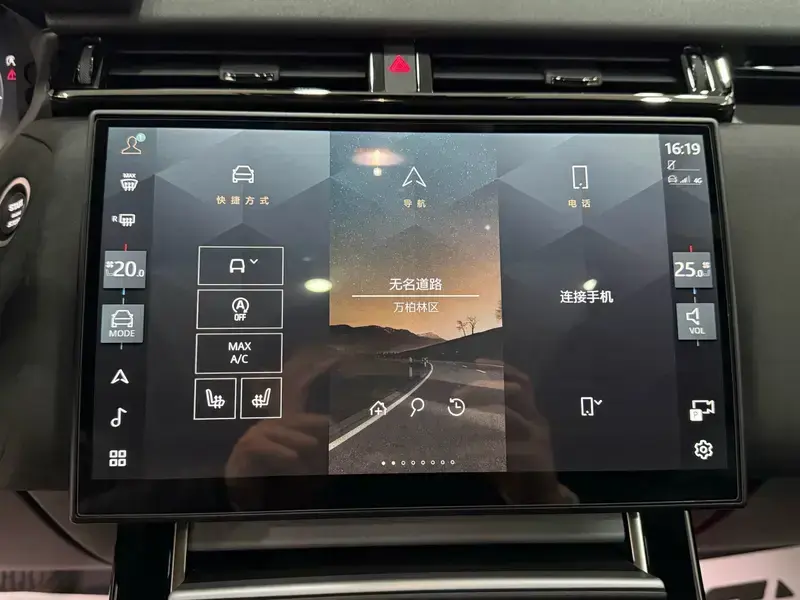 2025 Land Rover Range Rover Velar с пробегом 9 000 км