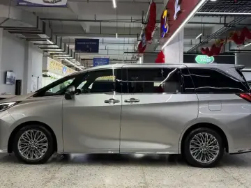 2023 Lexus LM с пробегом 16 000 км