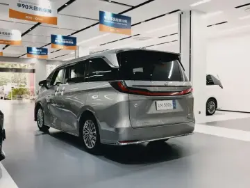 2023 Lexus LM с пробегом 16 000 км