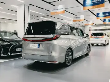 2023 Lexus LM с пробегом 16 000 км