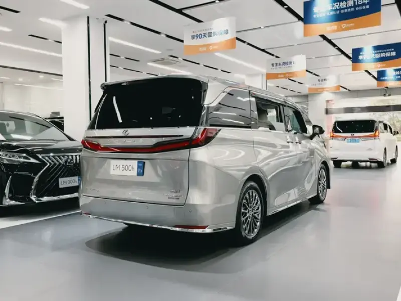 2023 Lexus LM с пробегом 16 000 км