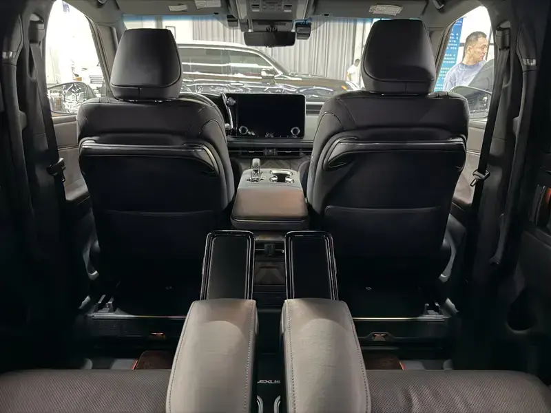 2023 Lexus LM с пробегом 16 000 км