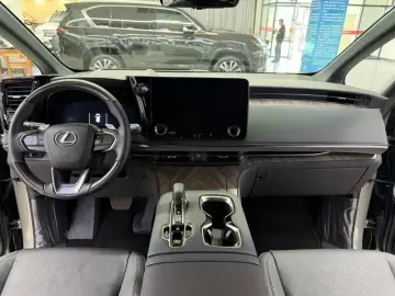 2023 Lexus LM с пробегом 16 000 км