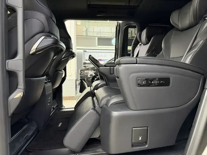 2023 Lexus LM с пробегом 16 000 км