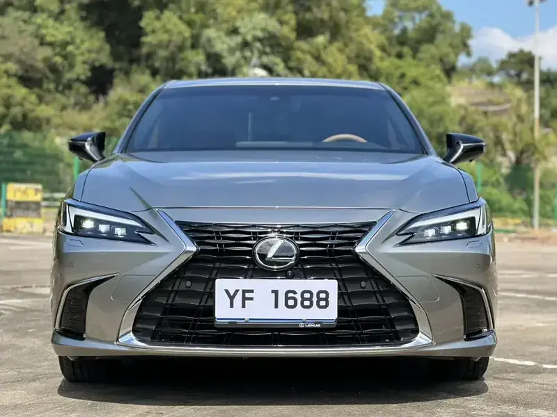 2025 Lexus ES с пробегом 12 400 км