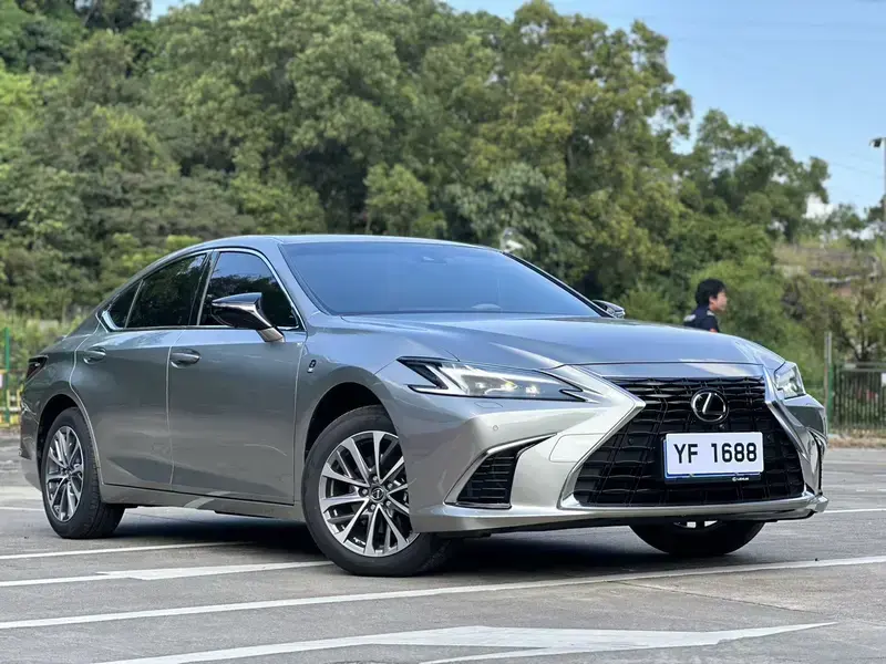 2025 Lexus ES с пробегом 12 400 км