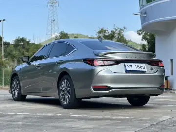 2025 Lexus ES с пробегом 12 400 км