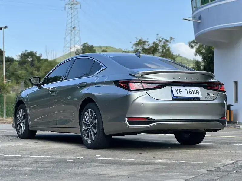2025 Lexus ES с пробегом 12 400 км