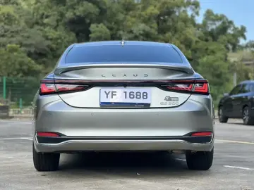 2025 Lexus ES с пробегом 12 400 км