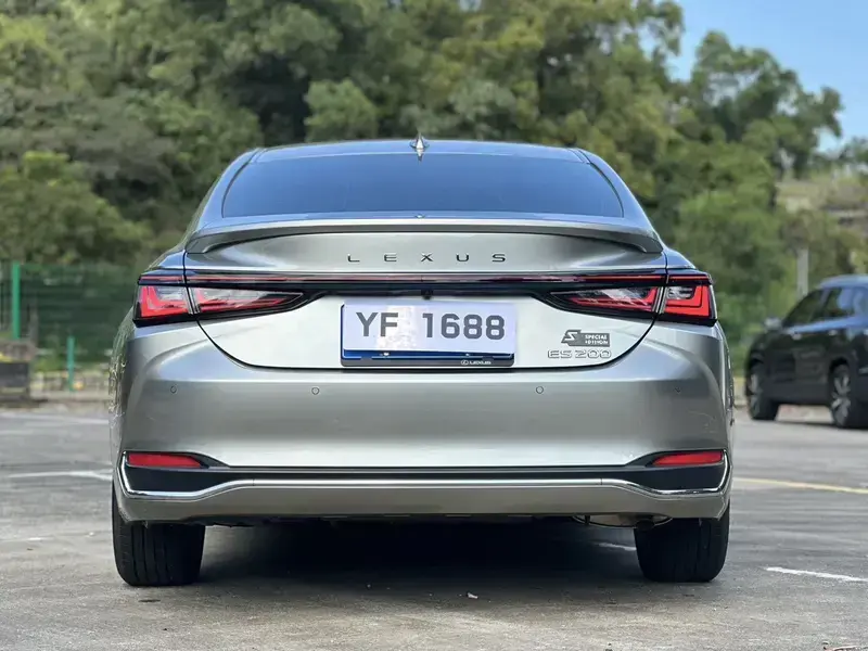 2025 Lexus ES с пробегом 12 400 км