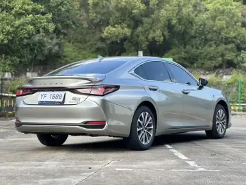 2025 Lexus ES с пробегом 12 400 км