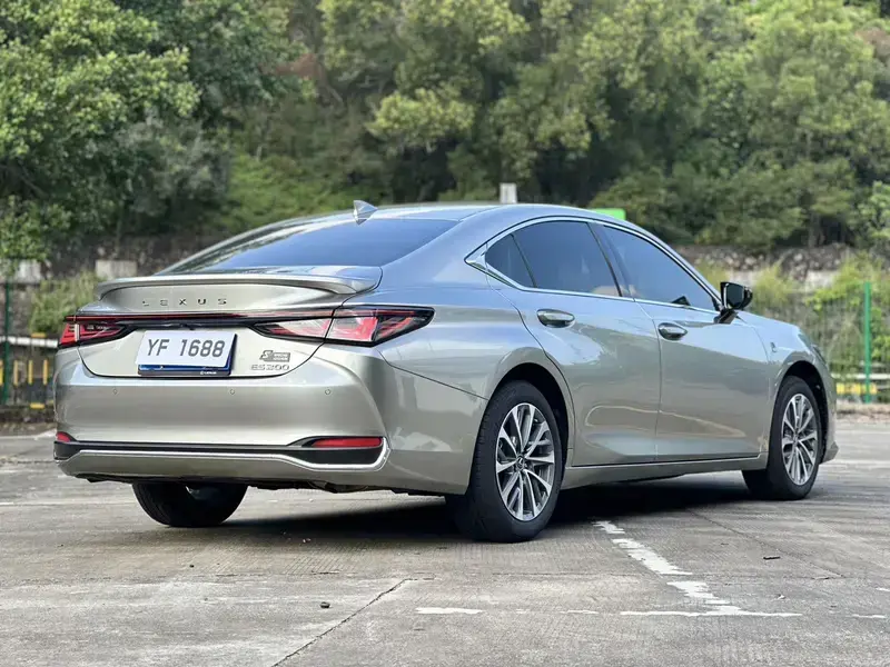 2025 Lexus ES с пробегом 12 400 км