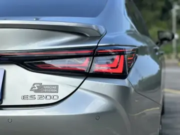 2025 Lexus ES с пробегом 12 400 км