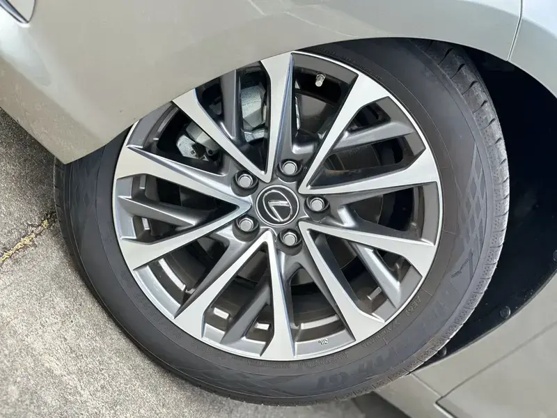 2025 Lexus ES с пробегом 12 400 км