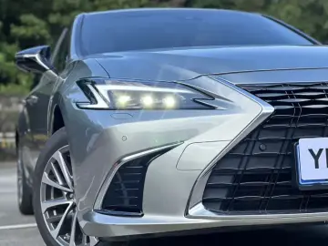 2025 Lexus ES с пробегом 12 400 км