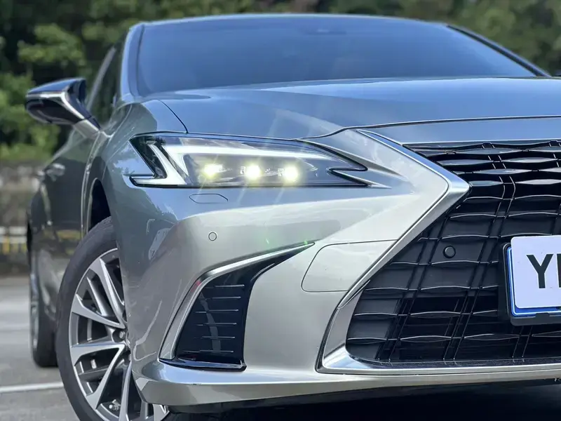 2025 Lexus ES с пробегом 12 400 км