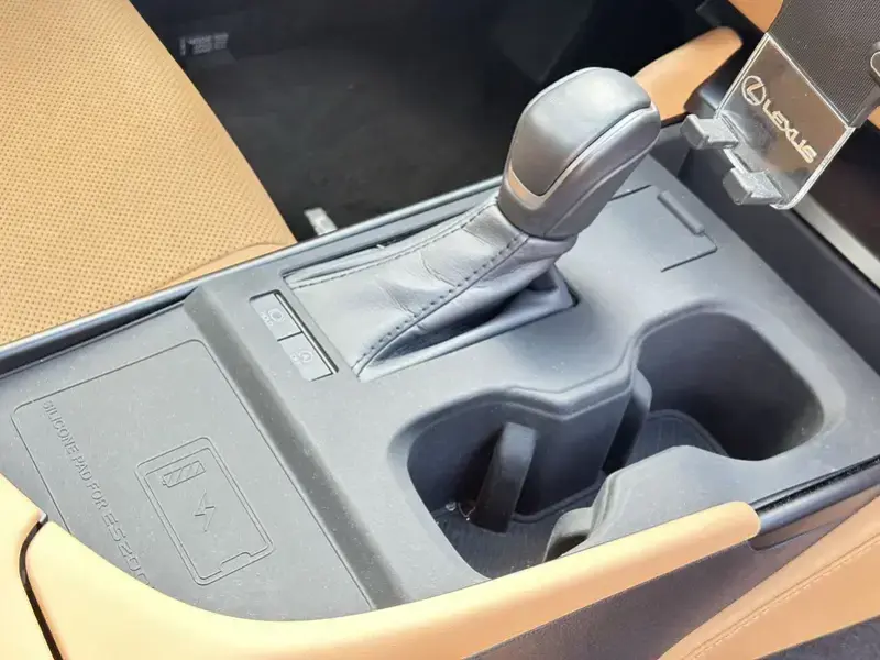 2025 Lexus ES с пробегом 12 400 км