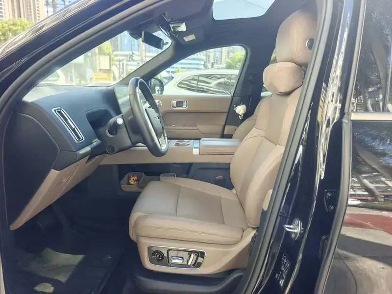 2025 Li Auto (Lixiang) L9 с пробегом 23 000 км