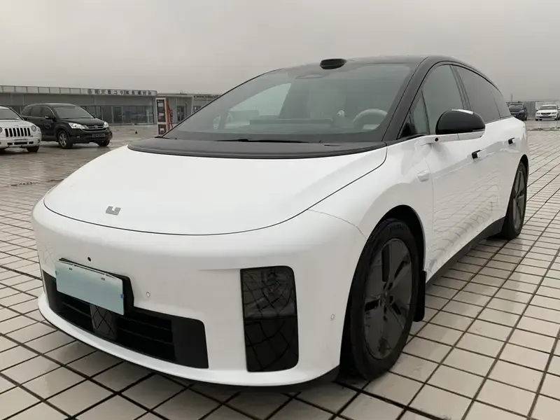 2025 Li Auto (Lixiang) i6 с пробегом 15 000 км