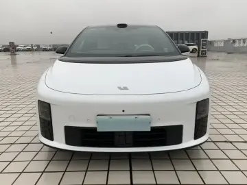 2025 Li Auto (Lixiang) i6 с пробегом 15 000 км
