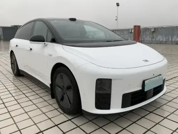2025 Li Auto (Lixiang) i6 с пробегом 15 000 км