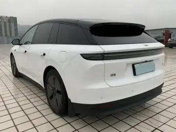 2025 Li Auto (Lixiang) i6 с пробегом 15 000 км